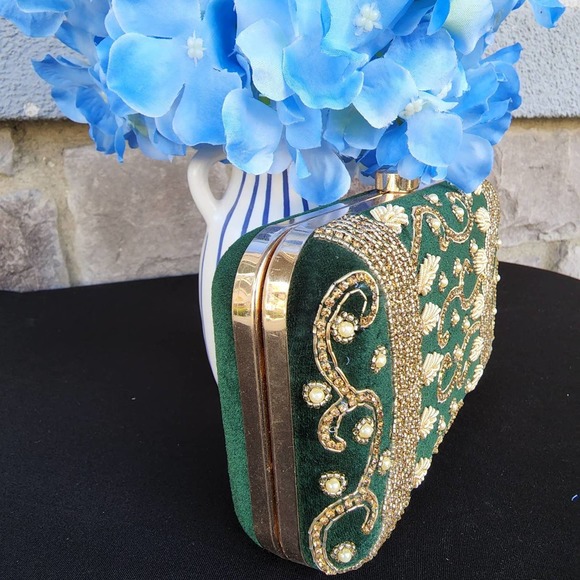 NWT Green velvet clutch with gold zardozi, beads and sequins embroidery. - Picture 5 of 10